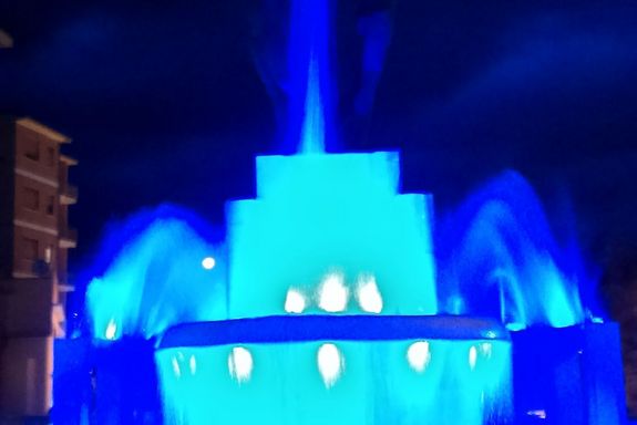 Brunnen bei Nacht