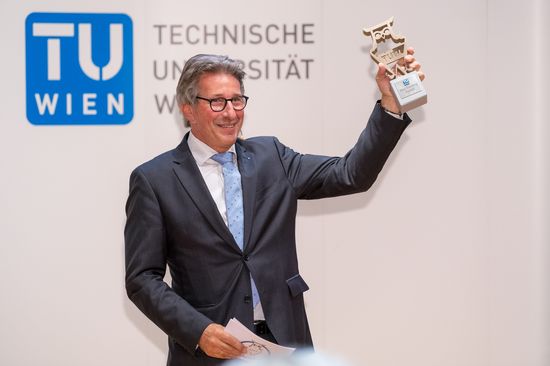 VR Kurt Matyas stehend mit Award in linker Hand