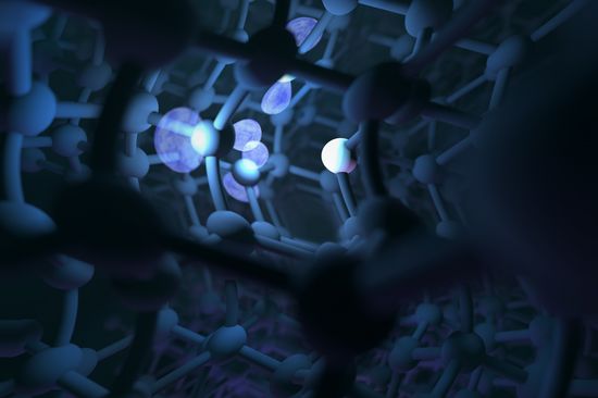 [Translate to English:] Im regelmässigen Diamantgitter gibt es spezielle Defekte, welche aus einem Stickstoff Atom (weiss) und einem fehlenden Kohlenstoff Atom bestehen. Die Elektronenwolken sind hellblau dargestellt.