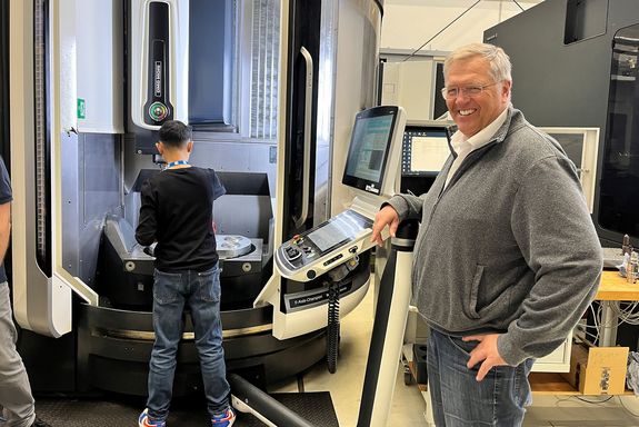 zwei Personen vor der Stempelmaschine