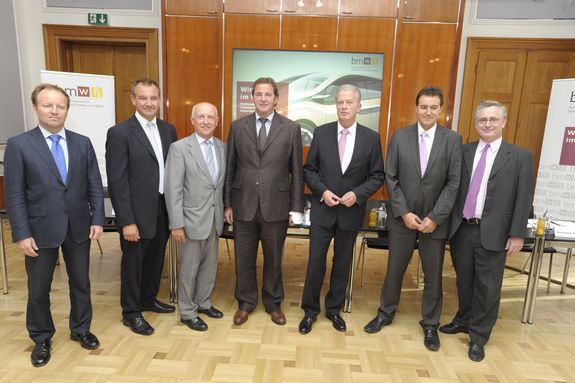 Diskussionsrunde mit (v.l.n.r.): SCh. Michael Losch (Wirtschaftsministerium), Peter Koren (Industriellenvereinigung), Josef Affenzeller (AVL List), Wilfried Sihn (Fraunhofer Austria, Wirtschaftsminister Reinhold Mitterlehner, Bernhard Geringer (TU Wien) und Stephan Schwarzer (Wirtschaftskammer Österreich) (Quelle: BMWFJ/HBF/Livio Srodic)