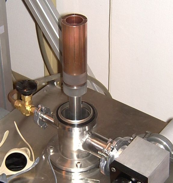 Abb. 4: Hukin Tiegel, Cold-cruzible, zur Herstellung größerer Mengen polykristalliner Materialien in "Knopfform".