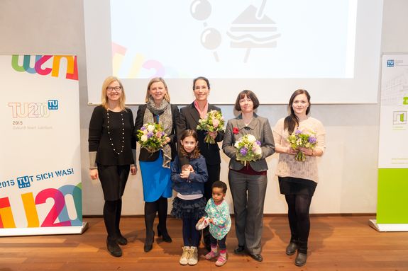 Anna Steiger (TU Wien), Petra Gregorits (WKW), Judith Engel (ÖBB) mit Stella und Tiba, Marion Gebhardt (MA 57), Simone Höbart (Künstlerin Preis-Skulptur)