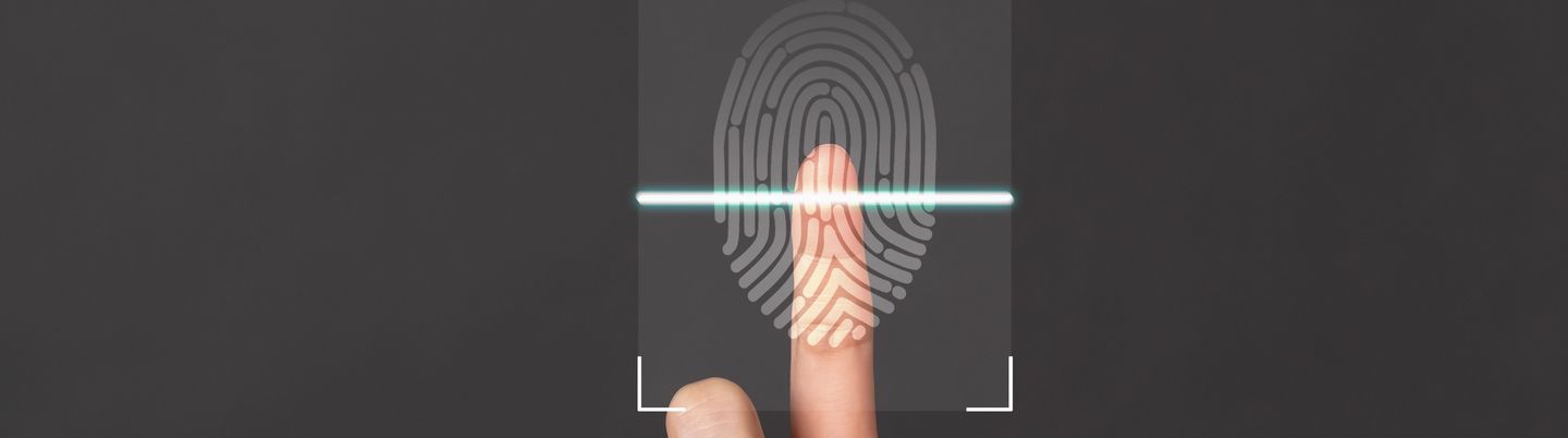 Hand mit ausgestrecktem Zeigefinger, der Fingerabdruck wird abgelesen und vergrößert