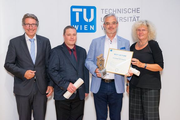 Best Lecture 2018: Grundlagen der Physik III VO Martin Müller and Friedrich Aumayr hold the certificate and the Best Teaching Award. On the left of the two is Vice Rector Kurt Matyas, on the right Rector Sabine Seidler.
