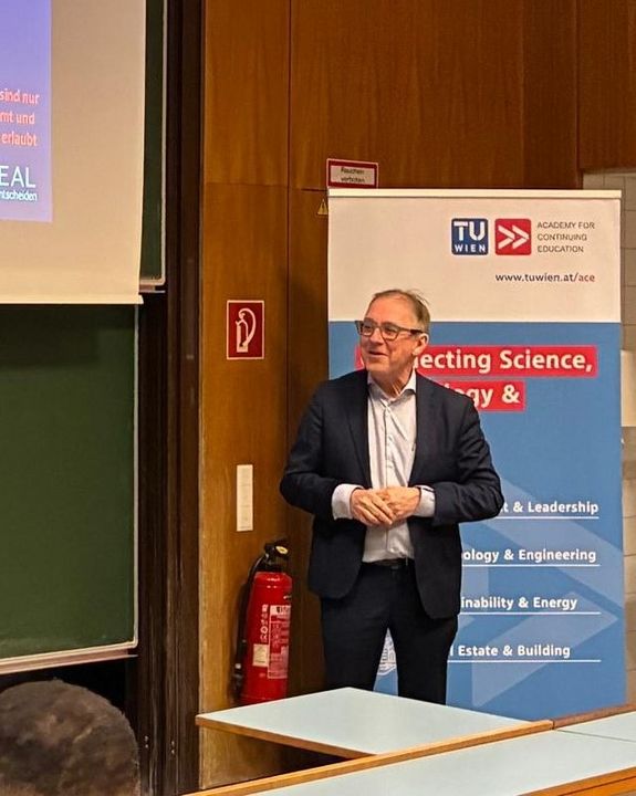 [Translate to English:] Bob Martens, Lehrgangsleiter der Immobilienlehrgänge bei der Begrüßung