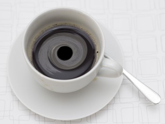 Schwarze Löcher, Teilchenphysik und thermischer Ausgleich: eine Melange aus unterschiedlichen physikalischen Gebieten