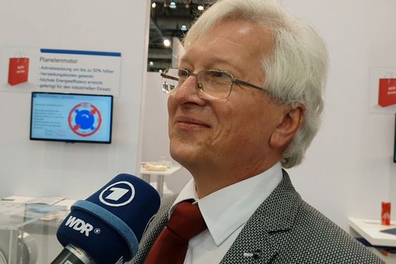 Prof. Dr. Schrödl in interview with an WDR-journalist at the TU Wien stand.