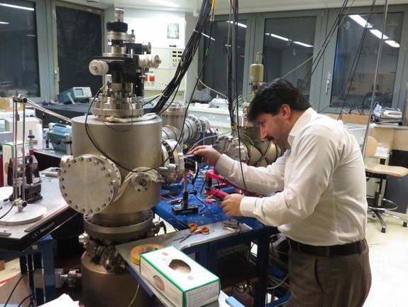 Aliasghar Ajami im Labor an der TU Wien