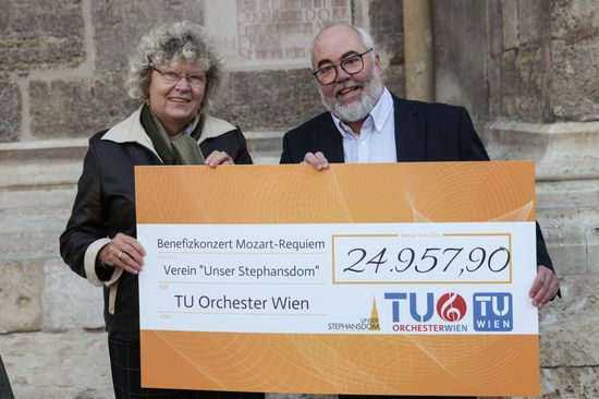 Rektorin Seidler überreicht den Spendenscheck des TU Orchesters an Dr. Erich Ehn, Vorstandsmitglied des Vereins „Unser Stephansdom“.