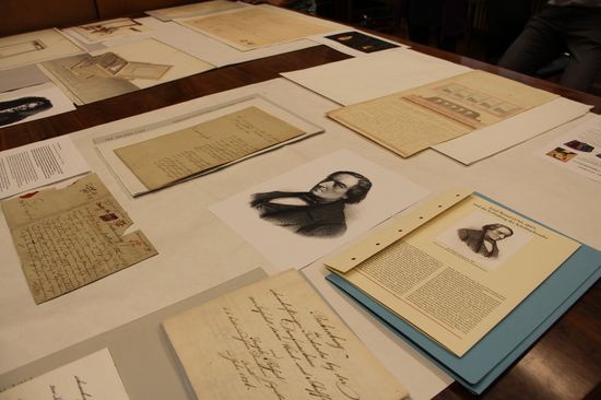 Archiv verschiedene zettel mit Schrift und Bildern der Prvilegien