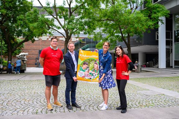 Gruppenfoto außen, 4 Personen stehend