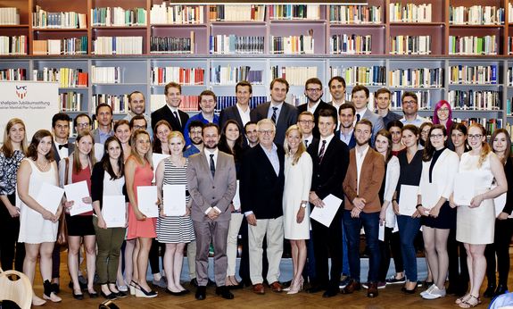 Symposium der Marshallplan-Jubiläumsstiftung: "Steht die Demokratie in Europa vor dem aus?" | Vertragsübergabe an die Fellows am 8. Juni 2016