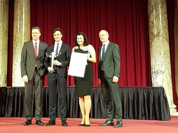 Philip Ramprecht (2. von links) nimmt die Trophäe entgegen.