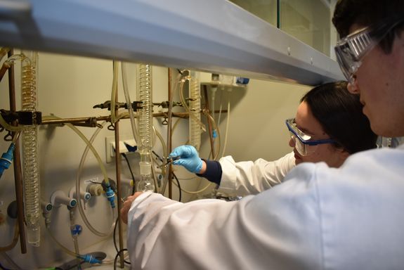 Schüler_innen im Chemielabor