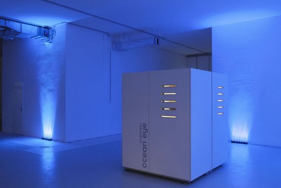 Ocean Eye: weiße geschlossene große Box, Bild ist mit blauem UV-Licht beleuchtet