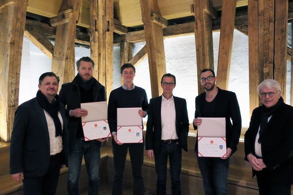 Dekan Rudolf Scheuvens, Dr. Mladen Jadric und Prof. Klaus Semsroth mit den ersten Doppel-Diplomanden der Fakultät für Architektur und Raumplanung. Dekan Rudolf Scheuvens, Dr. Mladen Jadric und Prof. Klaus Semsroth mit den ersten Doppel-Diplomanden der Fakultät für Architektur und Raumplanung.