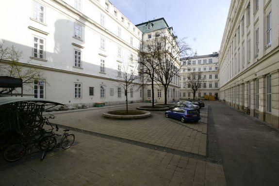 alter Hof 1 Innenhof mit Bäumen in der Mitte.