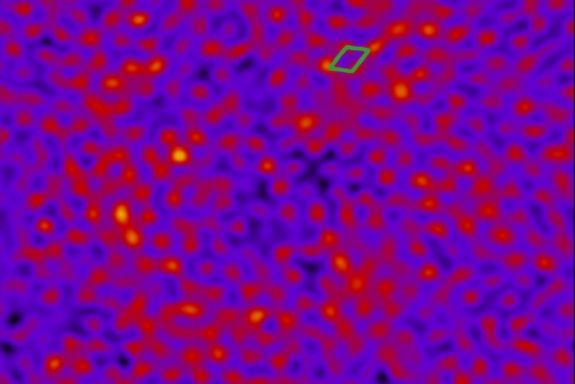 Mikroskopaufnahme, auf der einzelne Atome sichtbar sind. Verschwommene Punkte in Lila- und Rottönen.