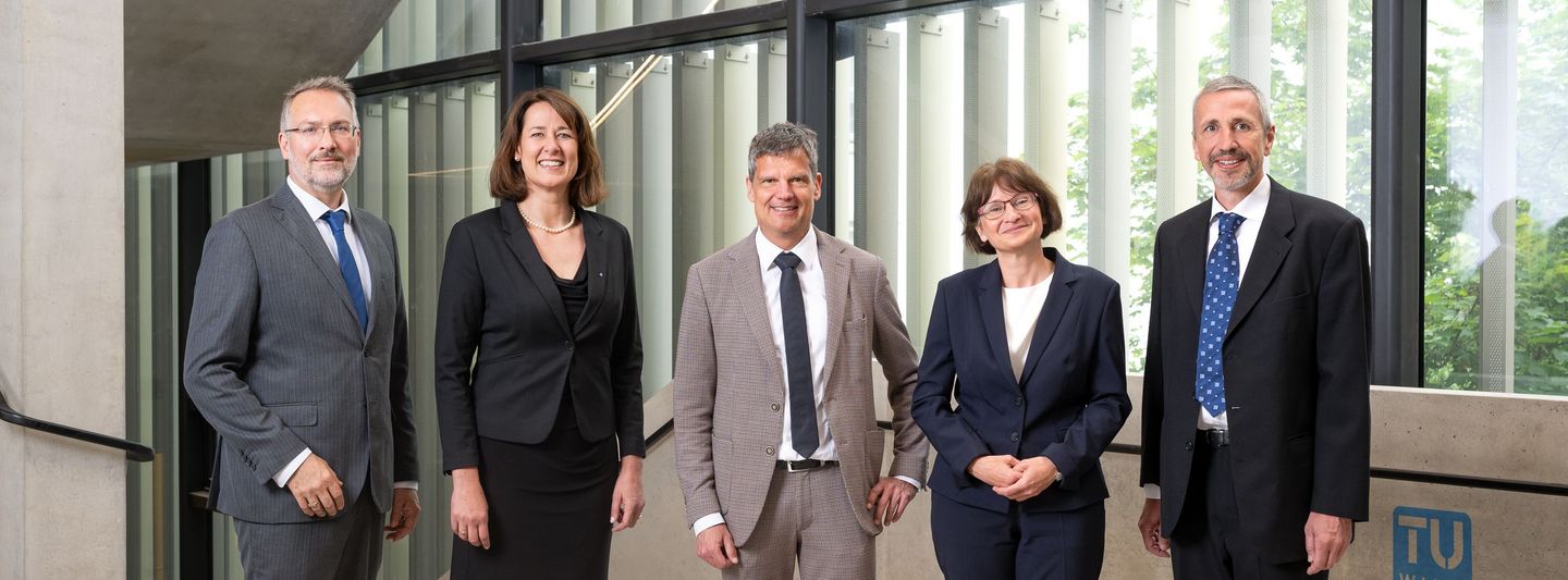 Group Photo of the TUW Rectorate: Peter Ertl, Jasmin Gründling-Riener, Jens Schneider, Ute Koch, Wolfgang Kastner