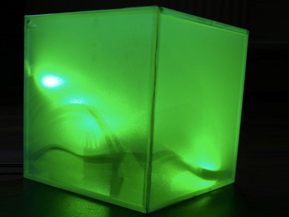 Ein Kubus gibt durch seine Farbe ganz nebenbei Informationen weiter. Ein Kubus gibt durch seine Farbe ganz nebenbei Informationen weiter.
