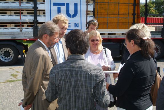 Minister Hahn im Gespräch mit den Studenten.