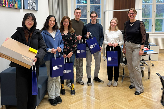 Personen stehend mit Blick zur Kamera, Innenaufnahme