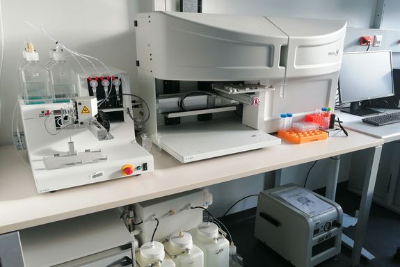 Biolabor mit großem weißem Gerät