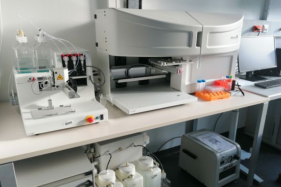 Biolabor mit großem weißem Gerät