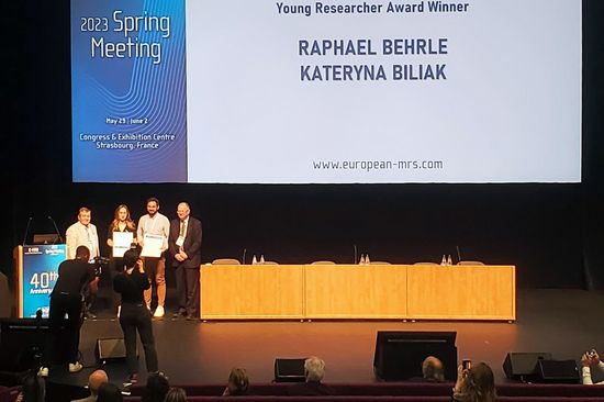 Raphael bekam einen „Young Researcher Award“ für sein Forschungsthema „Reconfigurable Silicon Transistors with Single-Elementary Metal Contacts for Complementary and Combinational Logic“.