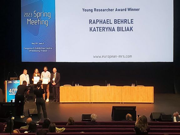 Raphael bekam einen „Young Researcher Award“ für sein Forschungsthema „Reconfigurable Silicon Transistors with Single-Elementary Metal Contacts for Complementary and Combinational Logic“.