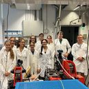 Schulklasse bei Laborbesichtigung 2024