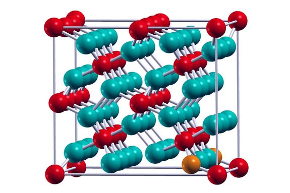 Ein zusätzliches Eisenatom (unten rechts) ändert die Eigenschaften des Materials.