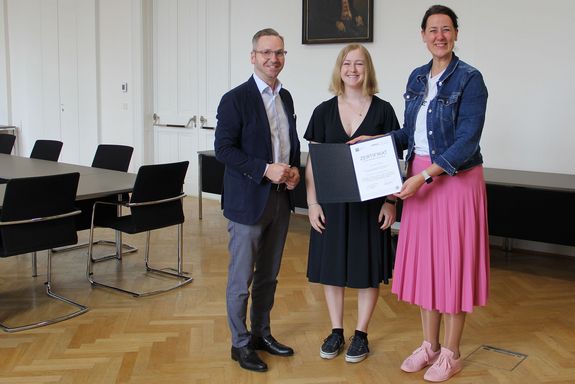 Gruppenfoto Personen stehend Roland Schmid, Daniela Böhm und Jasmin Gründling-Riener (von links)