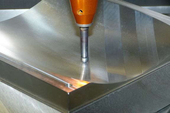 Funktionalisierte Oberflächen durch automatisiertes Hämmern