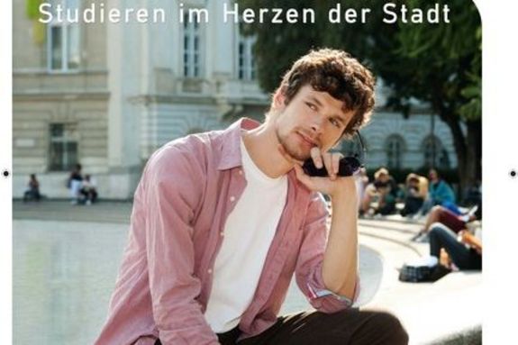 Mann sitzt am Brunnenrand
