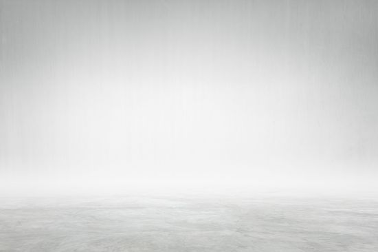 Leerer Raum mit grauem Boden und grauem Horizont