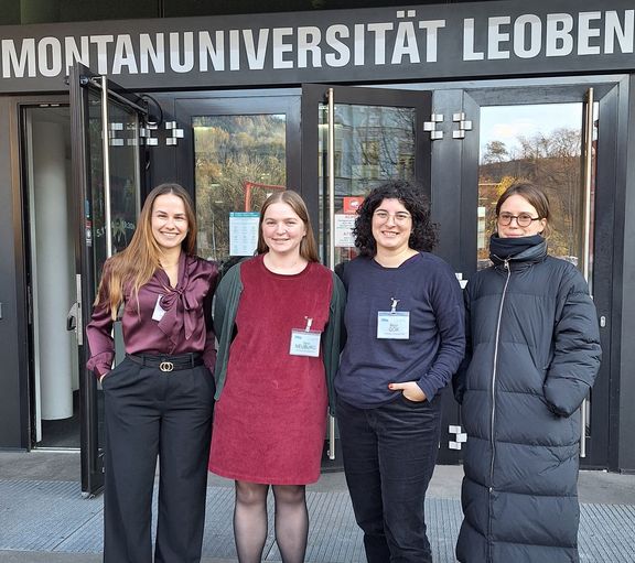 [Translate to English:] Betül Gök, Stefani Rivic, Sara Neuburg, Veronika Kladnik, an der Universität Montanu in Leoben