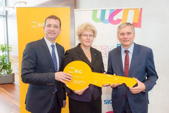 Schlüsselübergabe: BIG-Geschäftsführer Hans-Peter Weiss, TU-Rektorin Sabine Seidler, Bundesminister Alois Stöger