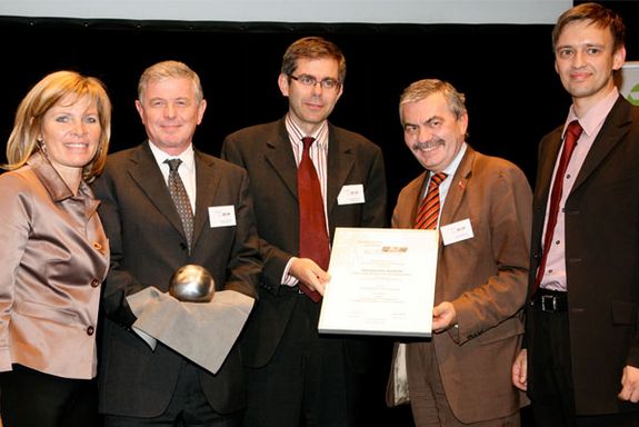 Christa Kranzl, Univ.Prof. Dipl.-Ing. Dr.techn. Norbert Ostermann, Univ.Doz. Dipl.-Ing. Dr.techn. Dietmar Adam, Dir. DI Günter Steinbauer (Wiener Linien), Dr. Roman Mankiewicz (v.l.n.r., ©L.O.B.) Christa Kranzl, Univ.Prof. Dipl.-Ing. Dr.techn. Norbert Ostermann, Univ.Doz. Dipl.-Ing. Dr.techn. Dietmar Adam, Dir. DI Günter Steinbauer (Wiener Linien), Dr. Roman Mankiewicz (v.l.n.r., ©L.O.B.)