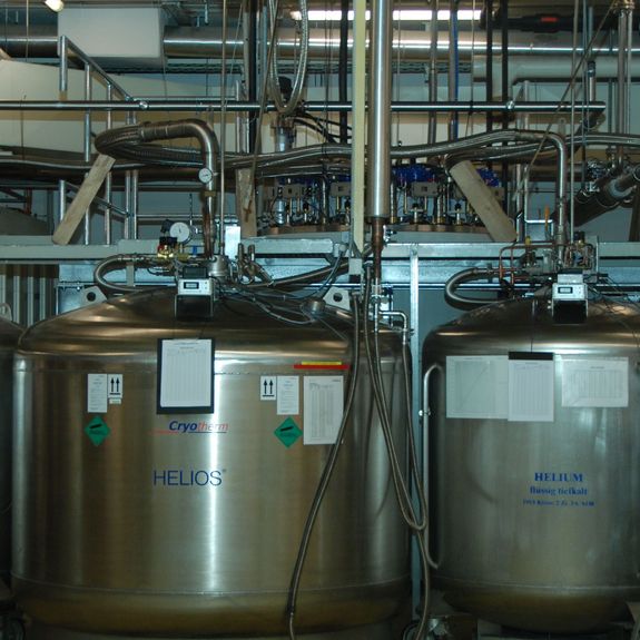 mehrere große Metallcontainer sind an Schläuchen angeschlossen