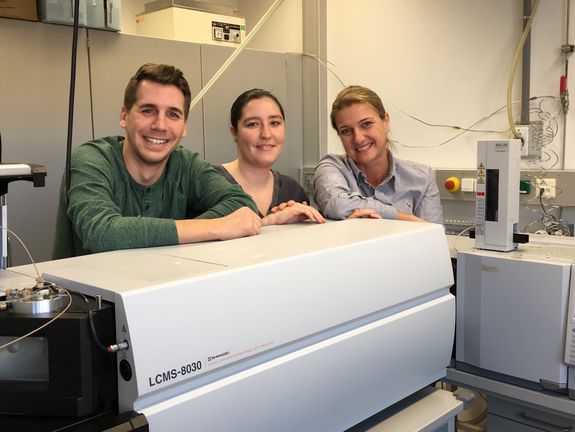 Benedikt Putz, Victoria Dorrer und Martina Marchetti-Deschmann vor einem Gerät für Massenspektrometrie in Kombination mit Flüssig- und Gaschromatographie (v.l.n.r) Benedikt Putz, Victoria Dorrer und Martina Marchetti-Deschmann vor einem Gerät für Massenspektrometrie in Kombination mit Flüssig- und Gaschromatographie (v.l.n.r)