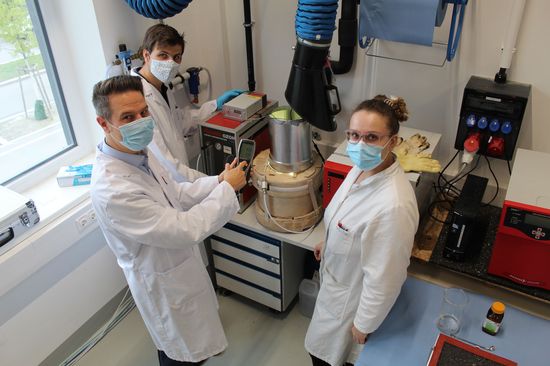 Drei Personen im Labor