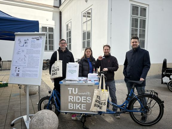 [Translate to English:] cycleFIT Infostand mit Team