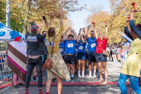 Menschen stehend an Startlinie jubelnd