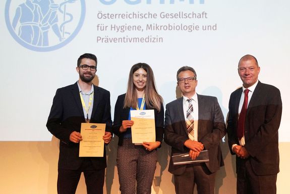 Verleihung des Hygienepreises: Mag. Roland Martzy und Dipl.-Ing. Claudia Kolm (1. und 2. von links)