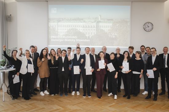 Gruppenfoto bei der feierlichen Verleihung: Die Stipendiat_innen mit ihren Betreuer_innen und Rektoratsmitglieder