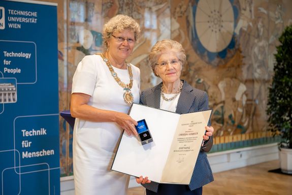 Übergabe des goldenen Ehrensrings: Rektorin Sabine Seidler und Christiana Hörbiger (von links)
