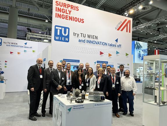 Gruppenbild der forschenden TU Teams der Hannover Messe