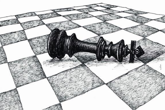 Auf einem Schachbrett liegt die Königfigur